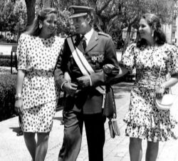 El Rey Juan Carlos, acompañado de sus hijas, las Infantas Elena y Cristina, en la Academia General Militar tras el acto en el que el monarca entregó e